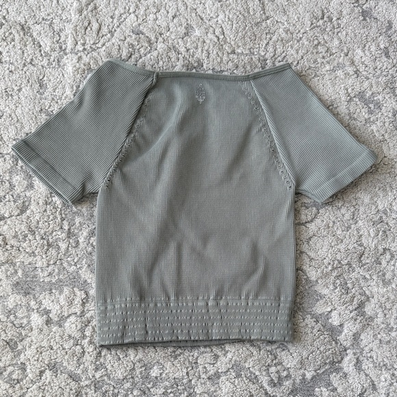 Chic Ribbed Crop Top - Picture 2 of 3